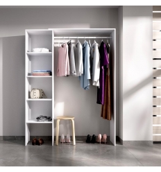 roupeiro aberto com prateleiras