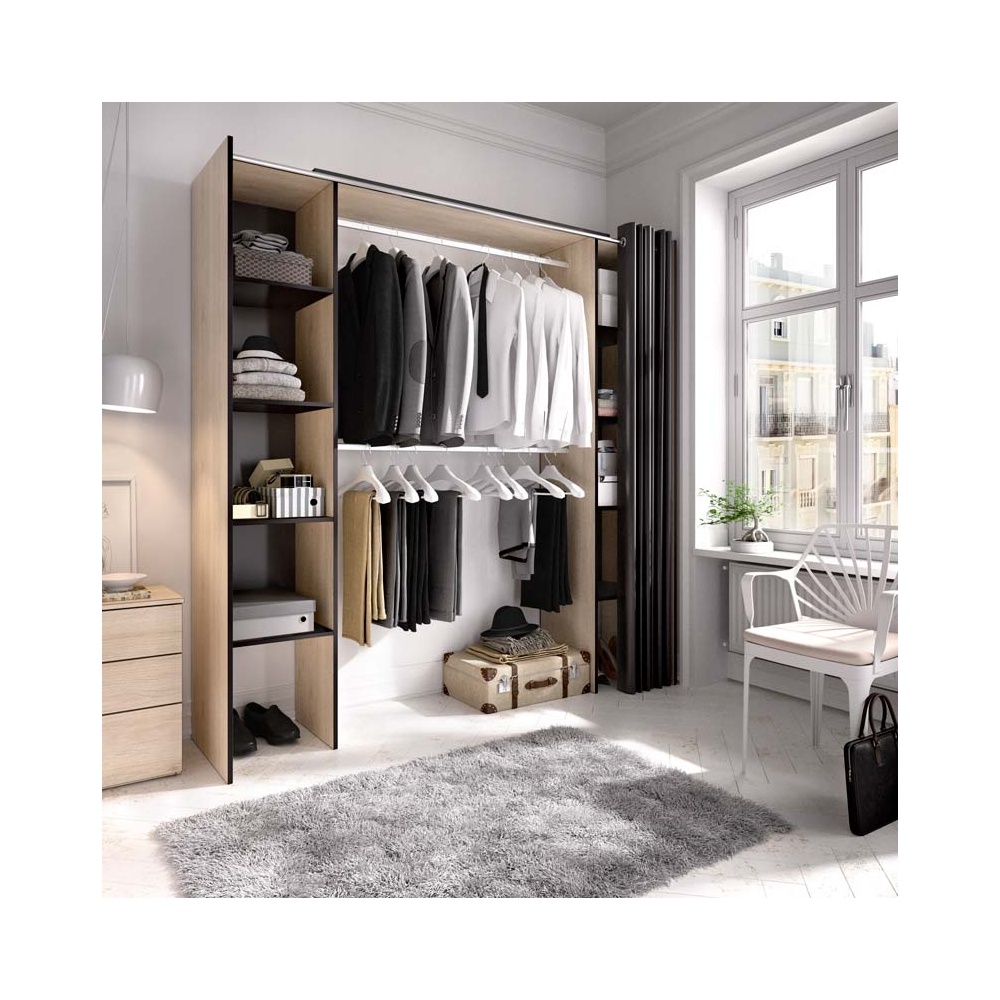 Closet aberto com 2 colunas e cortina. 2 barras para cabides. 10 prateleiras. Medida ajustável.