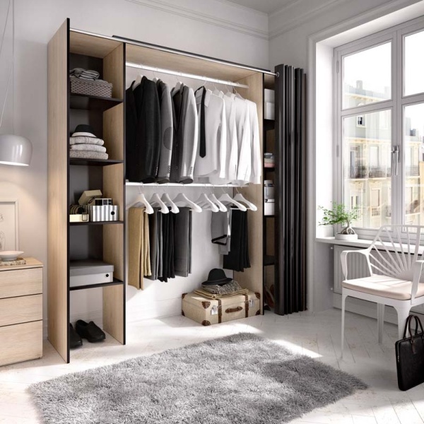 Closet aberto com 2 colunas e cortina. 2 barras para cabides. 10 prateleiras. Medida ajustável.