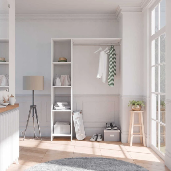 Kit de roupeiro DELTA branco em quarto luminoso com prateleiras, varão e espaço organizado.