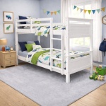 Beliche Madeira Titan Vicawu branco em quarto infantil moderno com roupa de cama decorativa