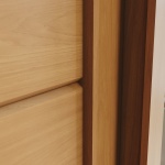 Detalhe da porta de correr do roupeiro Genius em carvalho canela, acabamento elegante e resistente