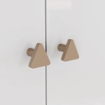 Roupeiro infantil Gamil Vicawu com puxadores triangulares elegantes em estilo minimalista